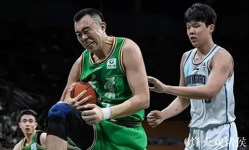 韩德君17分辽宁胜广州 郭艾伦领取冠军戒指